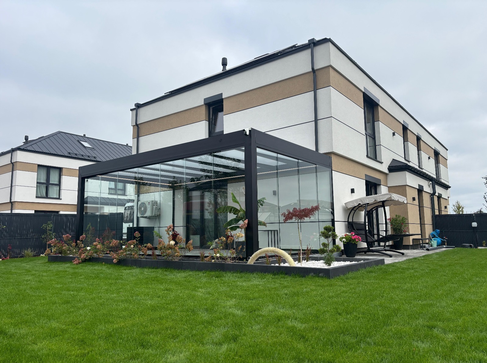 Zadaszenie przyścienne Pinela Glass-7x4, zabudowa szklana z trzech stron świata, dach-poliwęglan mleczny