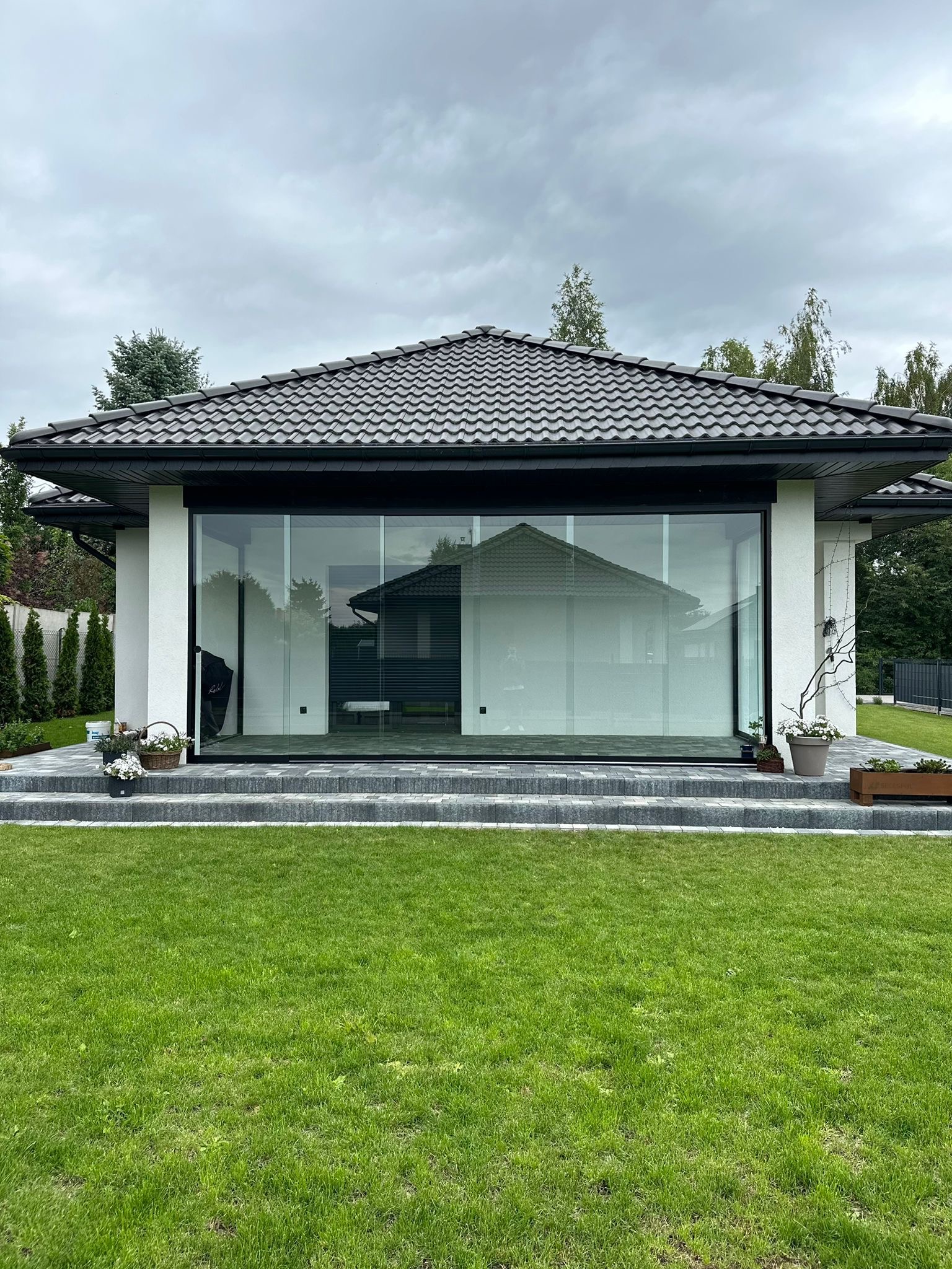 Oszklenie tarasu z trzech stron świata. Wykonane na systemie szyb przesuwnych.