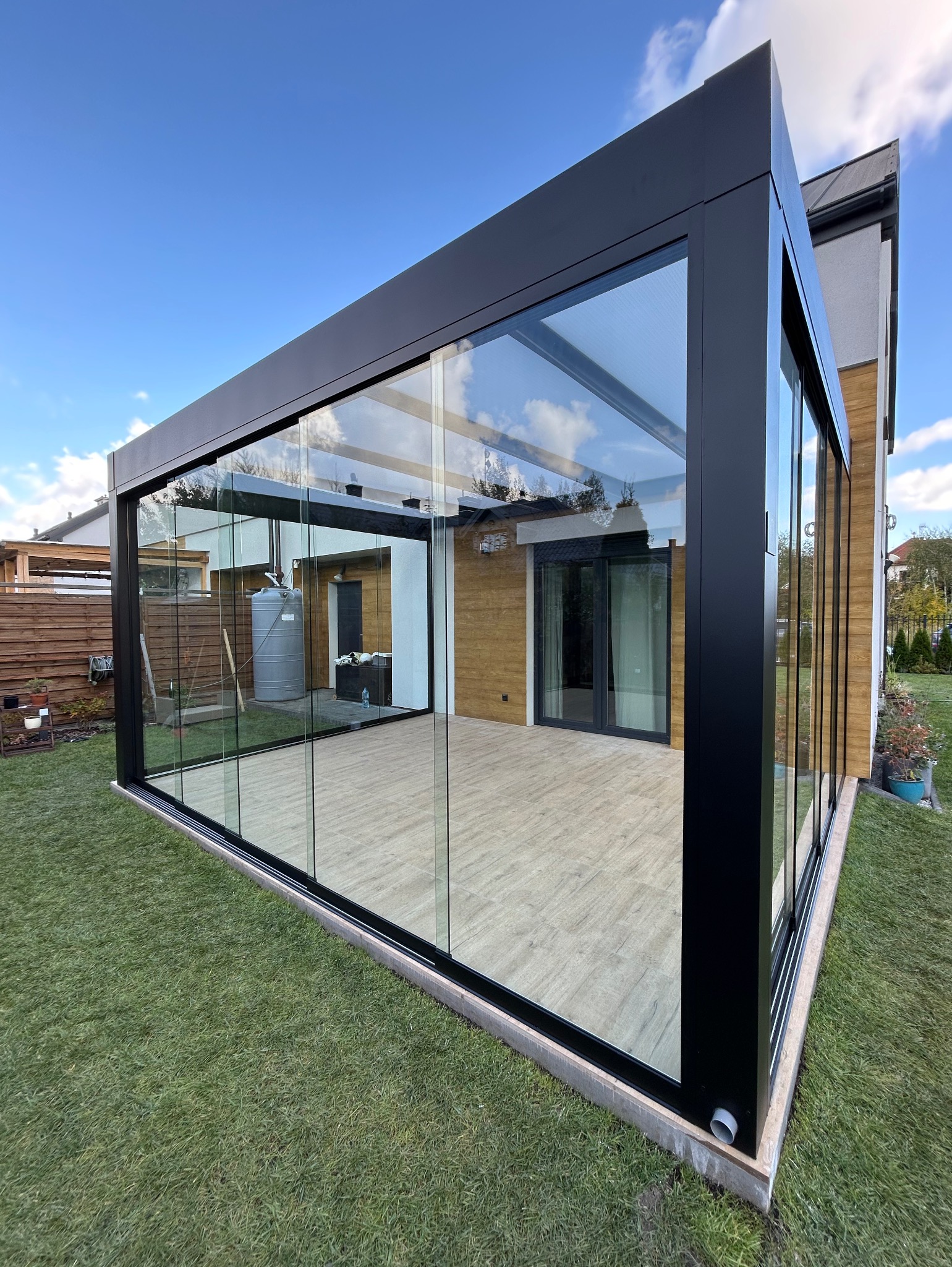 Zadaszenie Trebbiano 5x3, przeszklenie z 3 stron świata, na dachu poliwęglan mleczny