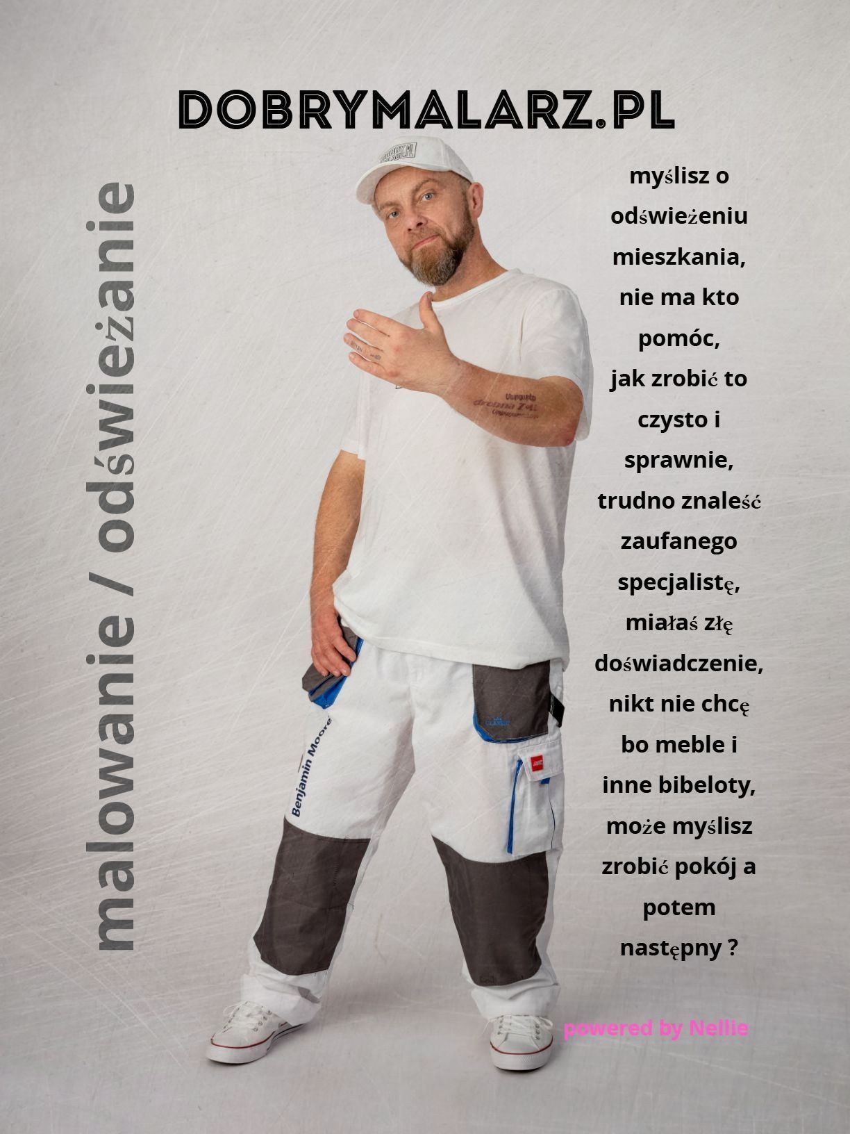 Malarz w białym stroju roboczym z logo firmy, prezentujący ofertę odświeżenia mieszkania. Tekst obok. Ujęcie od dołu, widoczne buty i logo na spodniach.