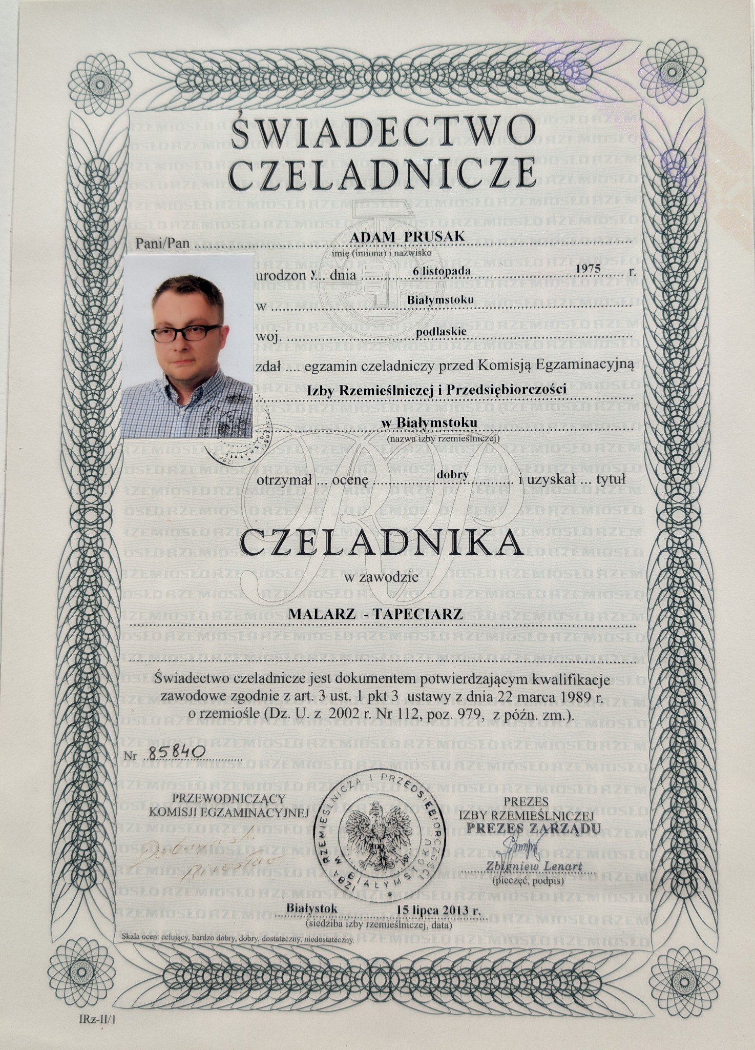 Skan świadectwa czeladniczego Adama Prusaka, malarza-tapicera z Białegostoku, wydanego w 2013 roku przez Izbę Rzemieślniczą i Przedsiębiorczości.