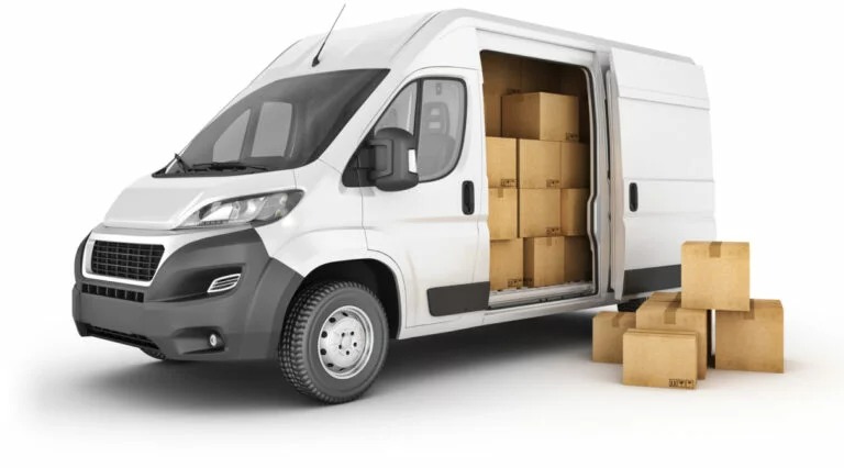 Ilustracja białego furgonetki z otwartymi drzwiami bocznymi, wypełnionej kartonami, z kilkoma kartonami na zewnątrz, na białym tle.