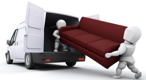 Animowana postać pomaga w transporcie bordowej sofy z furgonetki. Widoczny fragment pojazdu i białe tło. Ujęcie z perspektywy lekko od dołu.