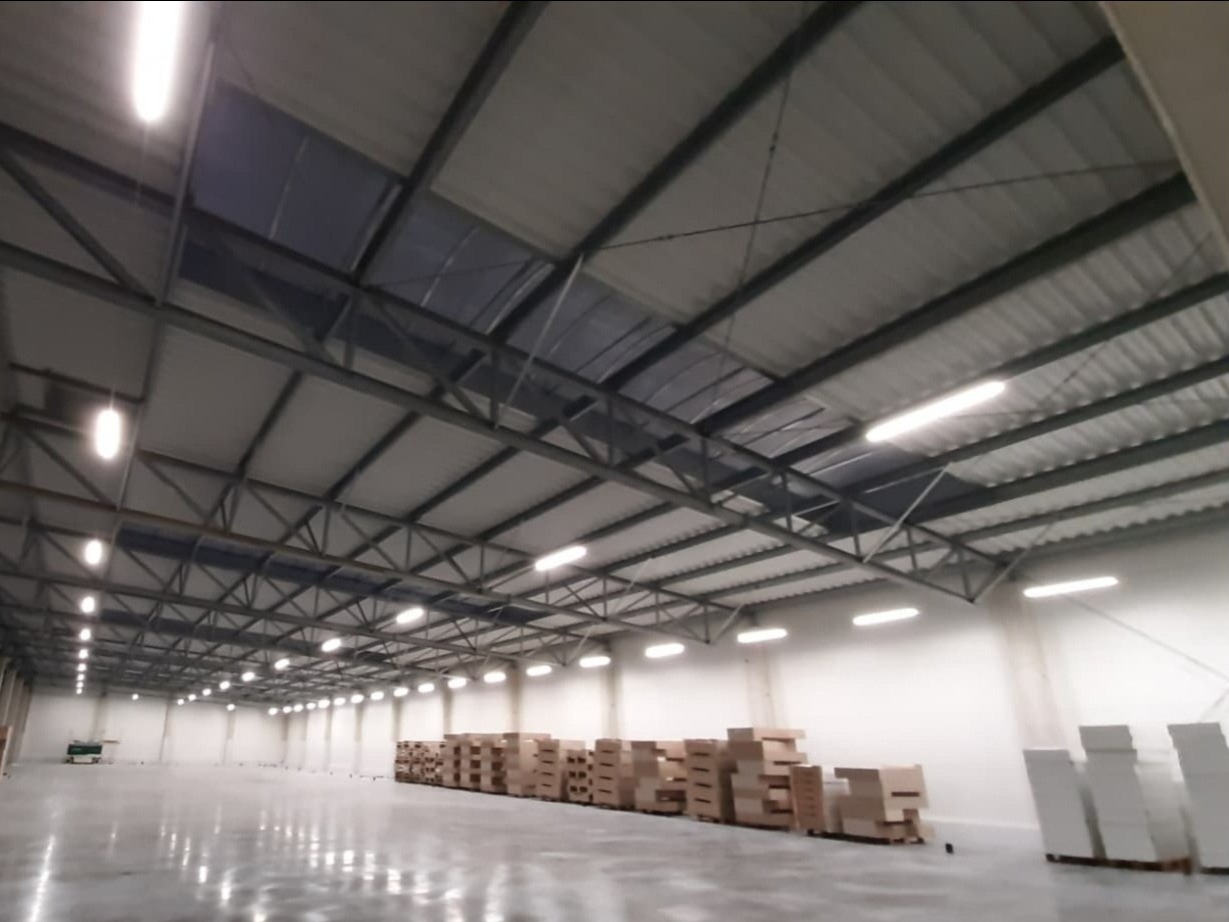 Nowoczesne, energooszczędne oświetlenie LED na halach i innych obiektach przemysłowych