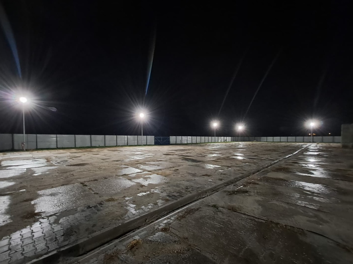 Oświetlenie placów realizowane zarówno za pomocą montażu słupów jak i montowane bezpośrednio na obiekcie