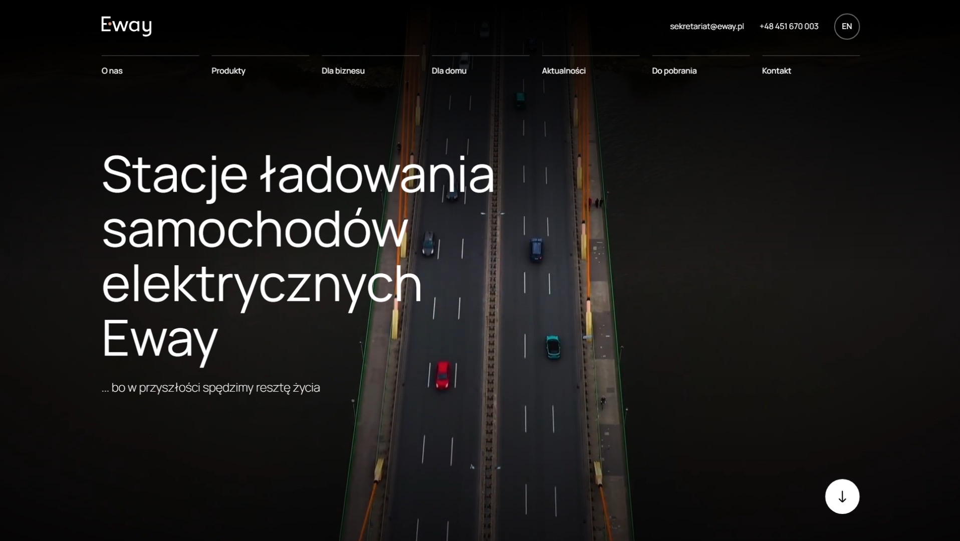 Strona internetowa Eway z tekstem o stacjach ładowania samochodów elektrycznych, widok z góry na most z samochodami. Minimalistyczny design, ciemne tło, białe napisy.