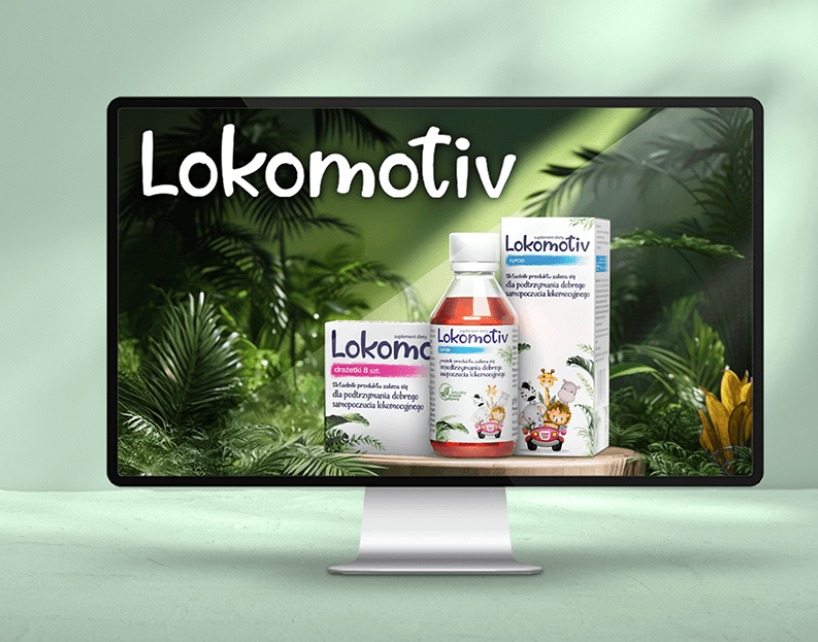 Monitor wyświetla wizualizację 3D produktów Lokomotiv na tle tropikalnej roślinności, prezentując opakowania i butelkę syropu na drewnianym podeście.