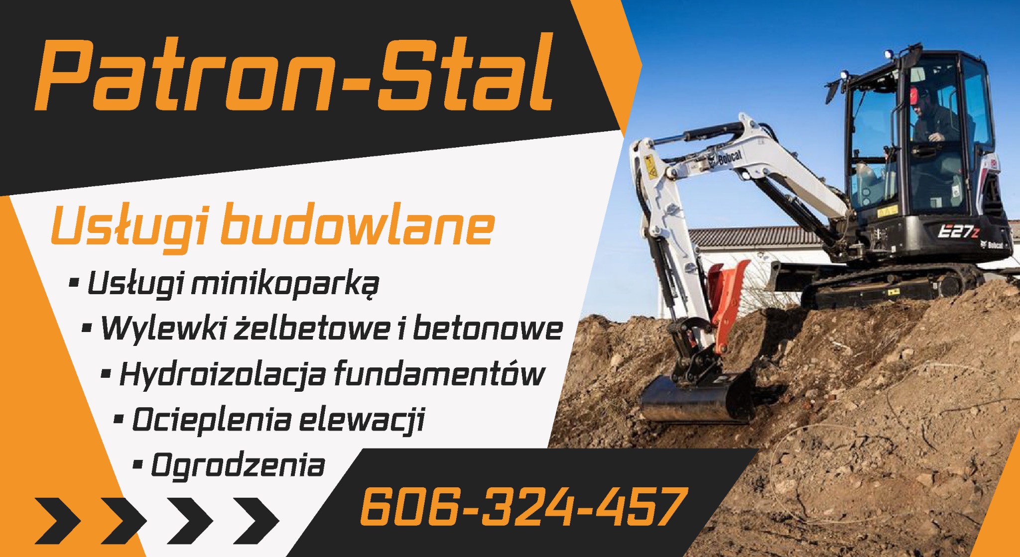 Minikoparka Bobcat E27z na placu budowy, z widocznym operatorem w kabinie. W tle budynek. Reklama usług budowlanych Patron-Stal z numerem telefonu.