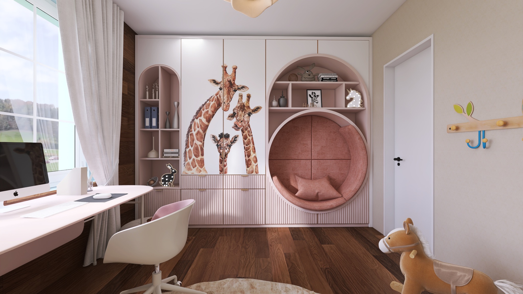 Pokój dziecięcy z biurkiem, szafą z motywem żyraf i okrągłym siedziskiem. Pastelowa kolorystyka, drewniana podłoga, zabawki. Nowoczesny design.