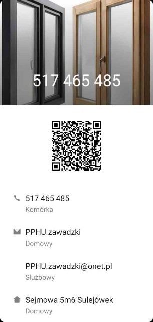 Dwa okna: czarne nowoczesne i drewniane klasyczne. Na oknach numer telefonu. Poniżej kod QR, numer telefonu, adres e-mail i adres firmy.