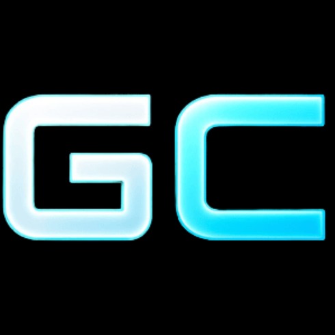 Neonowe logo 'GC' na czarnym tle. Litera 'G' w odcieniach bieli i błękitu, 'C' w jasnym błękicie. Prosty, nowoczesny design z efektem podświetlenia.