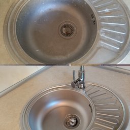 Clean Kropla-Sprzątanie Częstochowa - Okrągły, metalowy zlew kuchenny w ujęciu 'przed i po' czyszczeniu. Górna część zlewu jest brudna, dolna lśni czystością. Widoczny kran i fragment blatu.