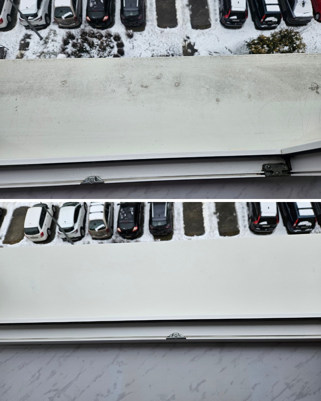 Okno PCV przed i po umyciu, widok z góry na parking pokryty śniegiem. Górna część okna brudna, dolna czysta. Widoczne okucia okienne.