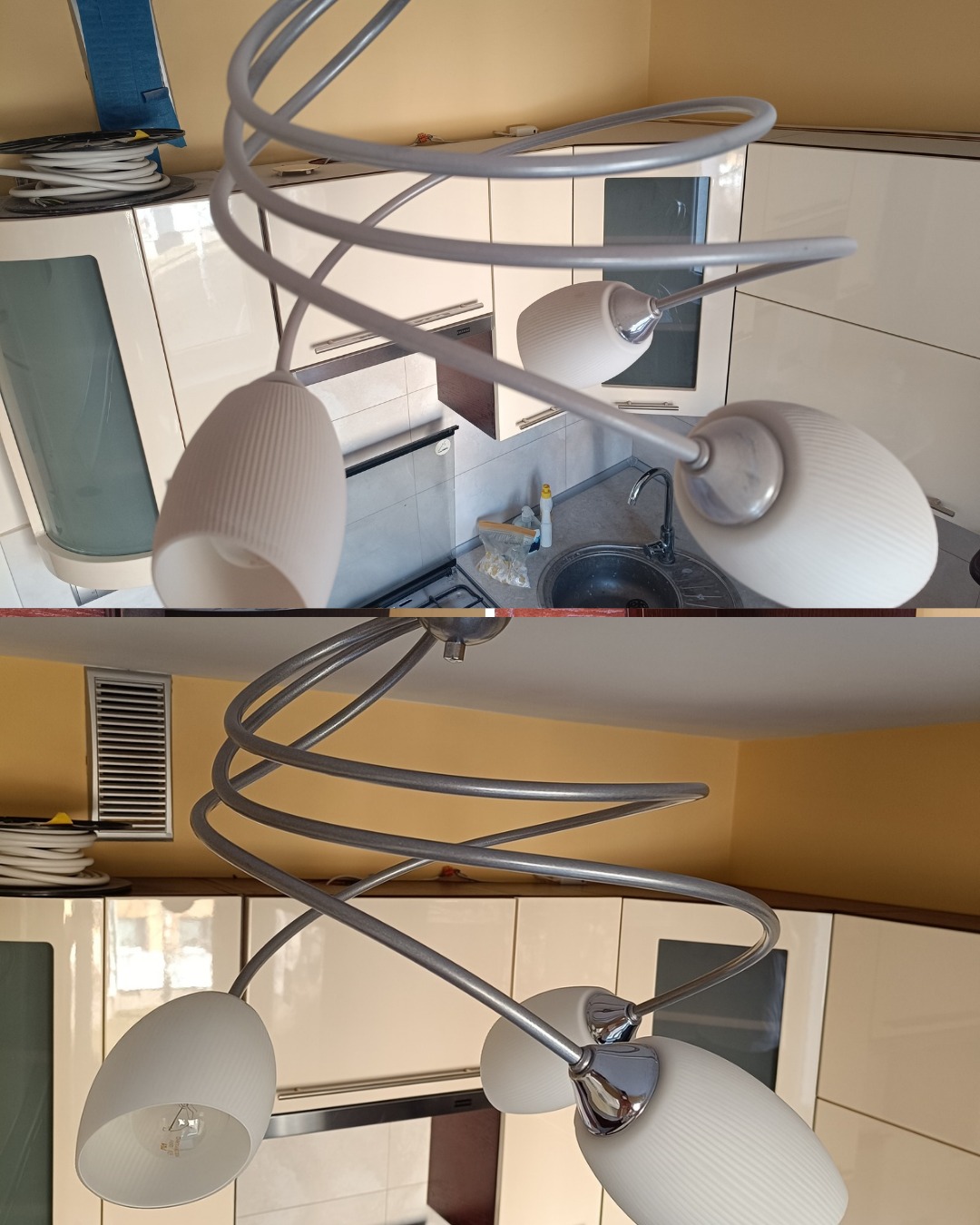 Odwrócone ujęcie nowoczesnej lampy sufitowej z trzema białymi kloszami w kuchni z beżowymi szafkami i szarą umywalką. Nietypowa perspektywa.