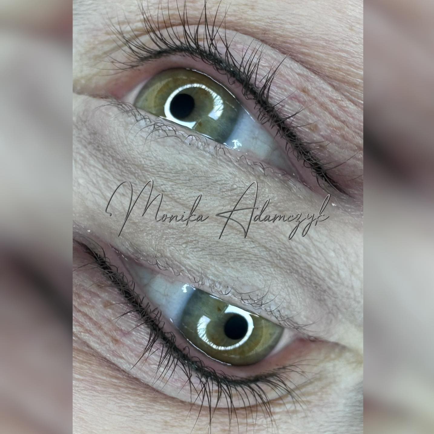 Makro zbliżenie na oczy z delikatną kreską permanentną na górnej powiece, podkreślającą linię rzęs. Widoczne zielone tęczówki i naturalne rzęsy.