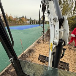 Minikoparką z wiertnicą