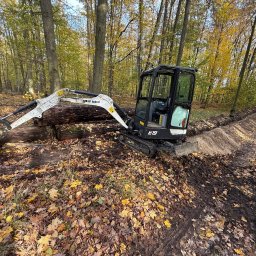 Minikoparka z wykop liniowy pod instalacje elektryczną I światłowód do kamer