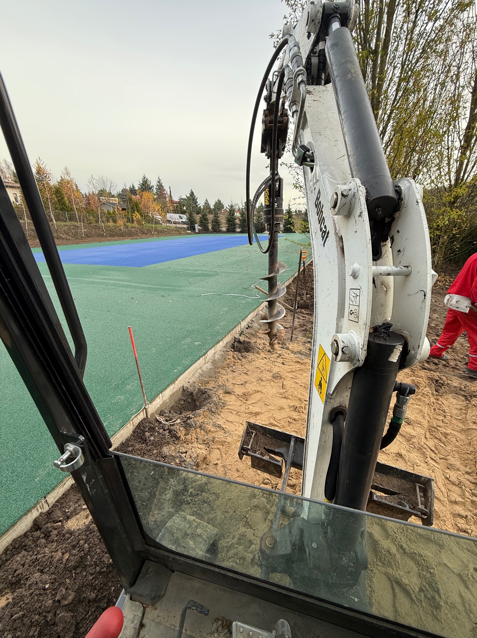 Minikoparką z wiertnicą