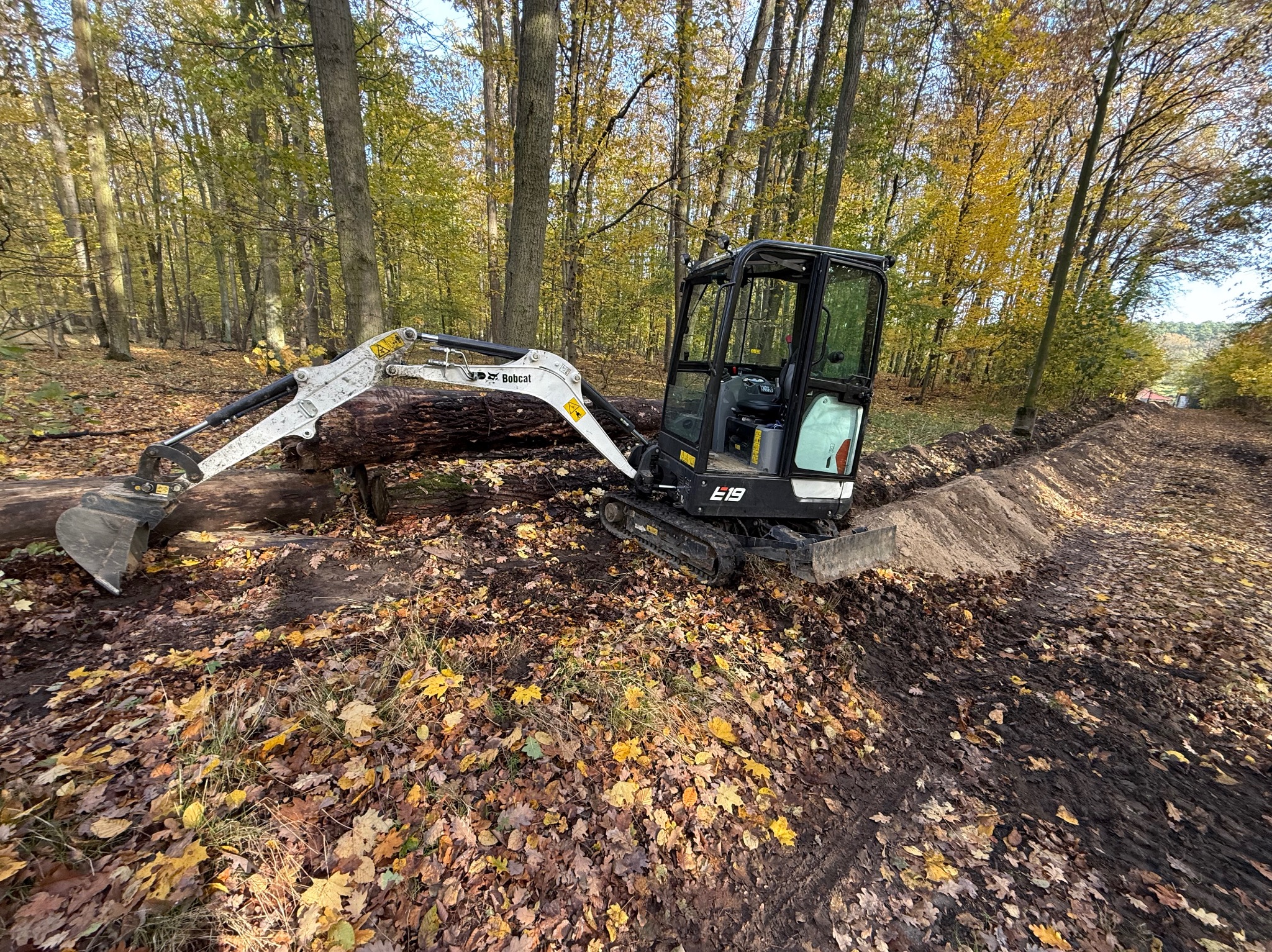 Minikoparka z wykop liniowy pod instalacje elektryczną I światłowód do kamer