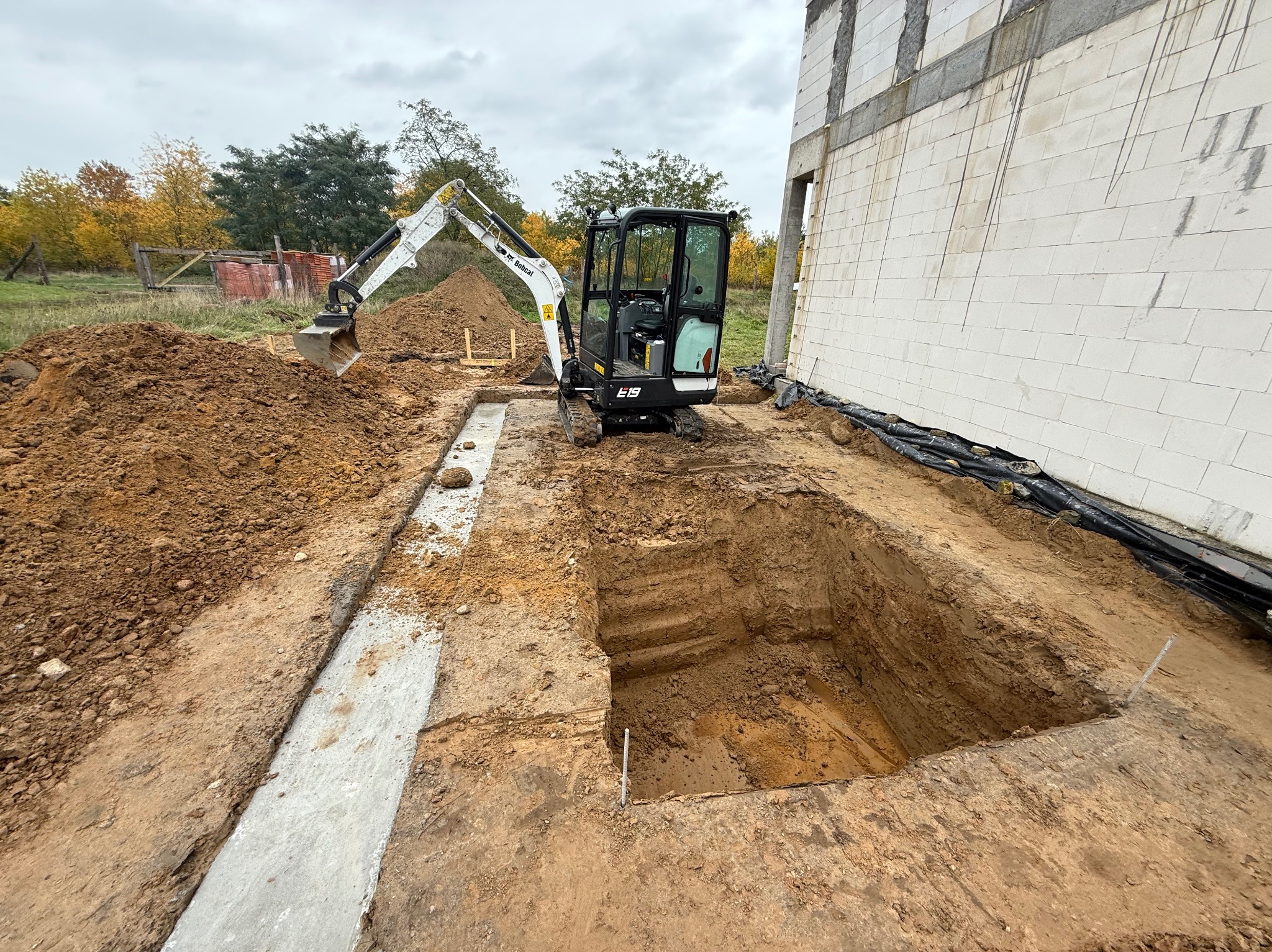 Wykop pod kanał w garażu