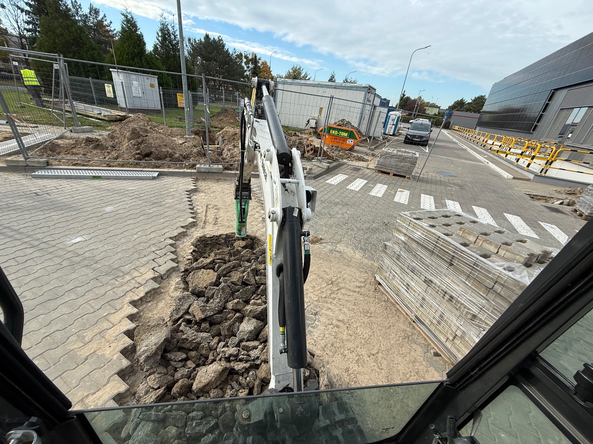 Minikoparka z młotem wyburzeniowym