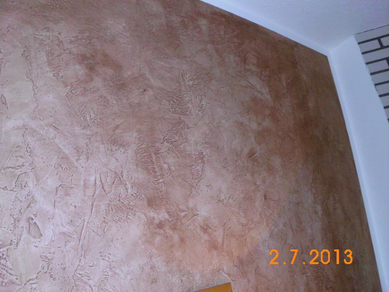 Ściana z dekoracyjną, brązowo-beżową strukturą, widoczny narożnik sufitu i fragment daty 2.7.2013 w prawym dolnym rogu.