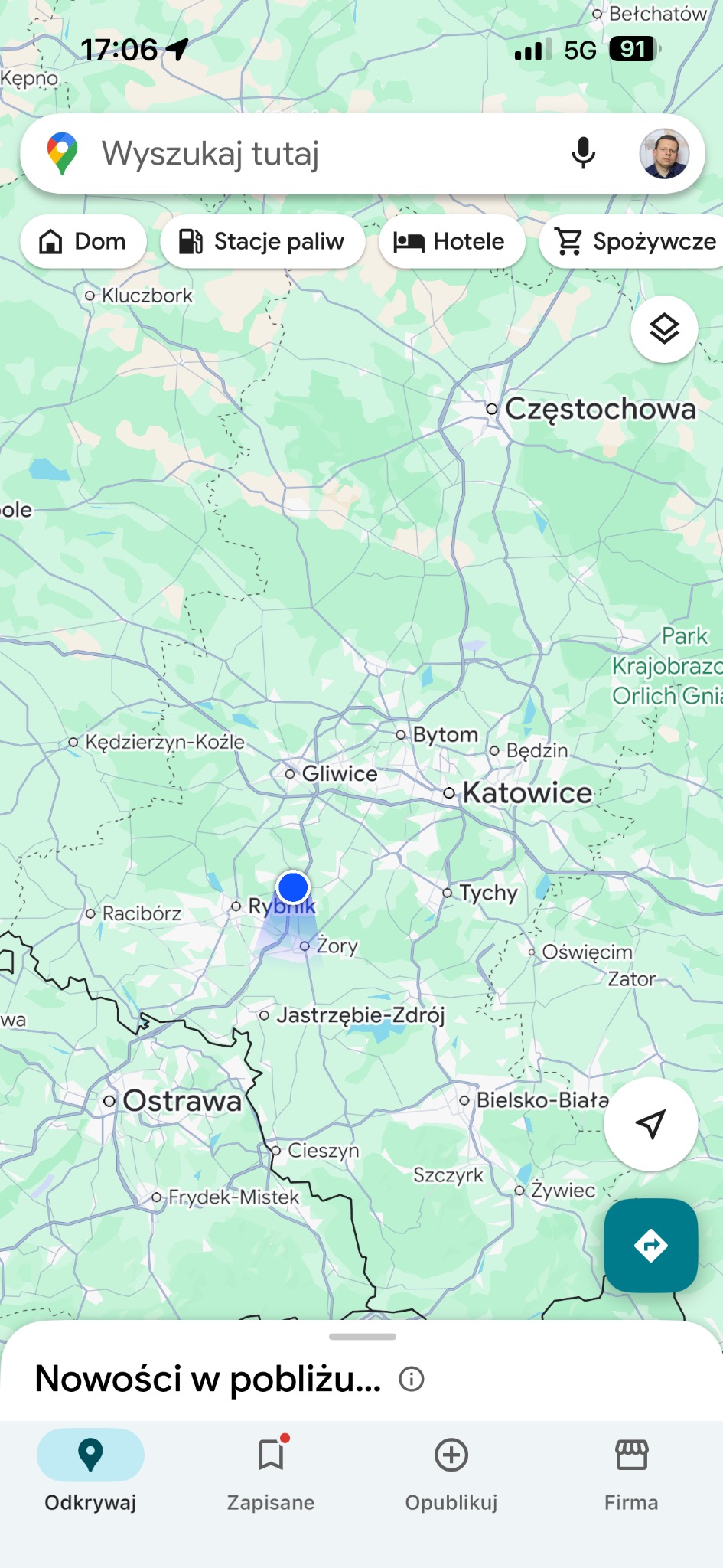 Mapa z zaznaczoną lokalizacją Rybnika, widok z ekranu smartfona. Aplikacja nawigacyjna z opcjami wyszukiwania i ikonami kategorii: dom, stacje paliw, hotele, spożywcze.