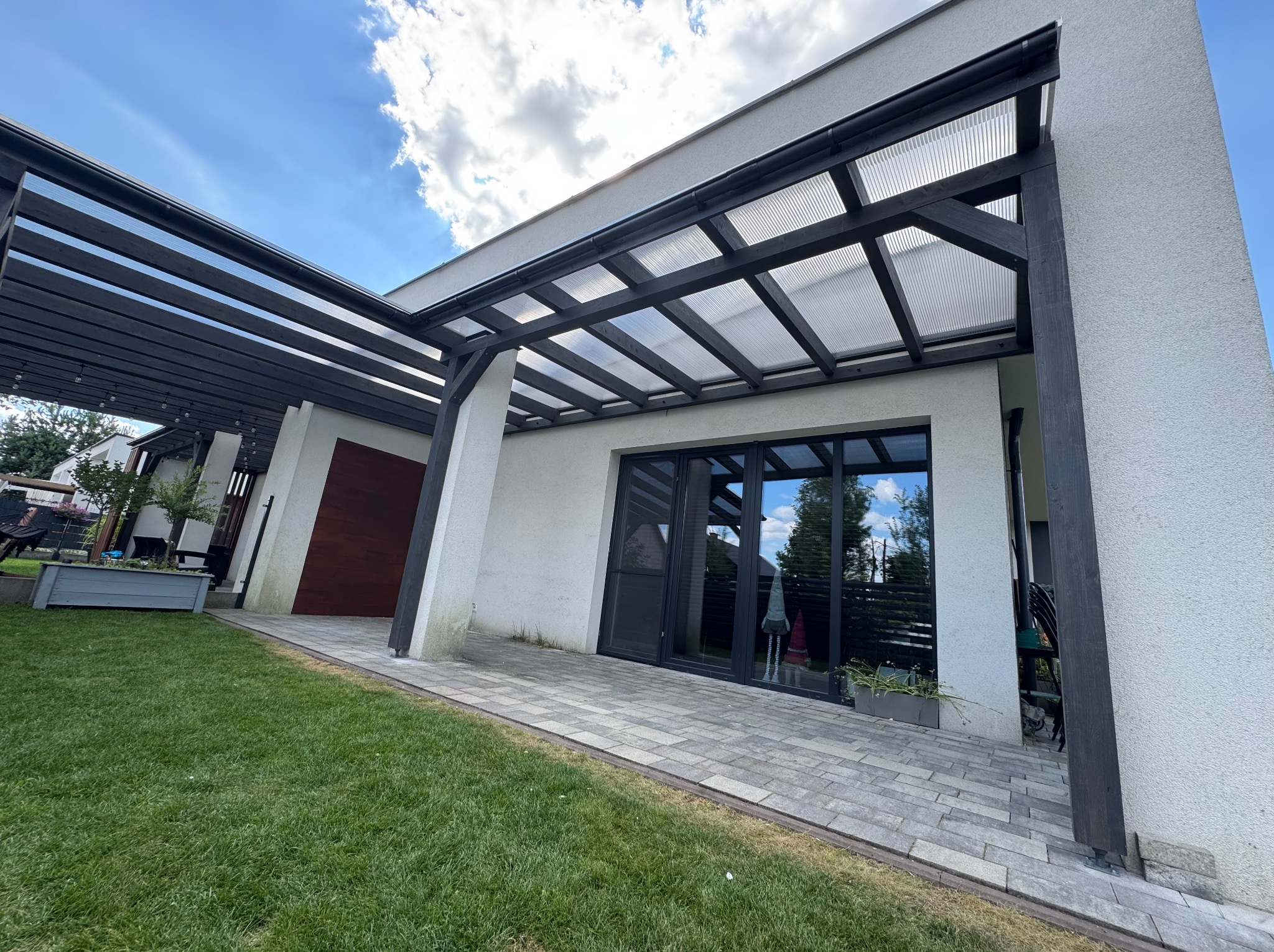 Zadaszenia pergole z drewna BSH, poliwęglan komorowy i poliwęglan lity