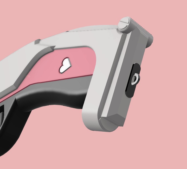 Model 3D piły ręcznej z różowym akcentem i serduszkiem, wydrukowany na różowym tle. Widoczny detal mocowania ostrza.