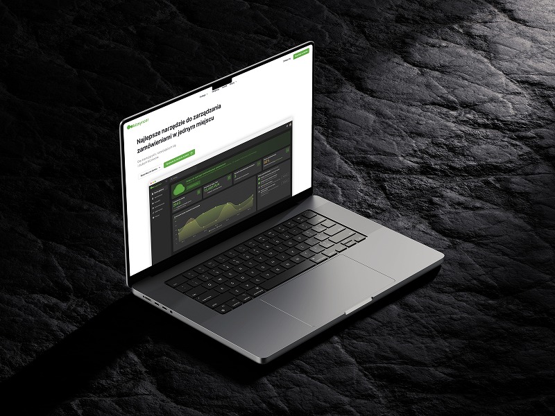 Laptop z otwartą stroną internetową prezentującą narzędzia do zarządzania zamówieniami, wyświetlany na ciemnym, teksturowanym tle. Minimalistyczny design.