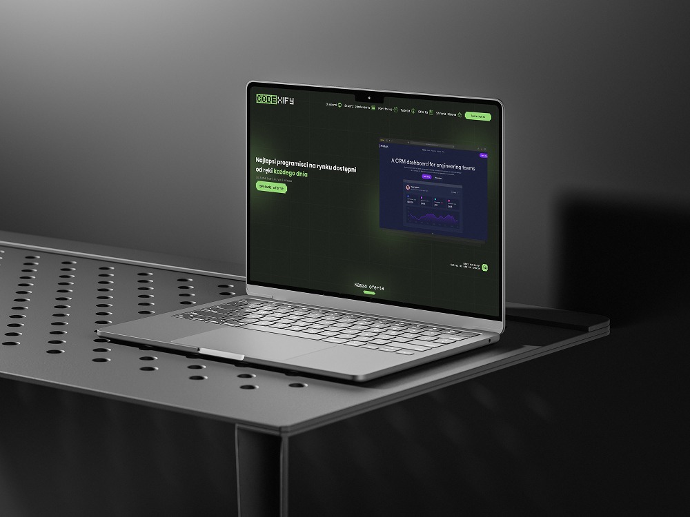 Laptop z wyświetloną stroną internetową CodeXify na metalowym stoliku. Ekran prezentuje dashboard CRM dla zespołów inżynieryjnych. Minimalistyczny design, stonowana kolorystyka.