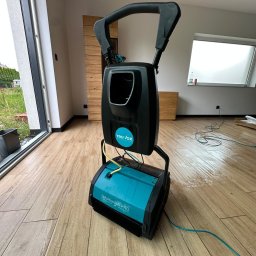 doczyszczanie posadzki szorowarką walcową