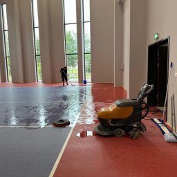 pobudowlane mycie hali automatem szorująco zbierającym