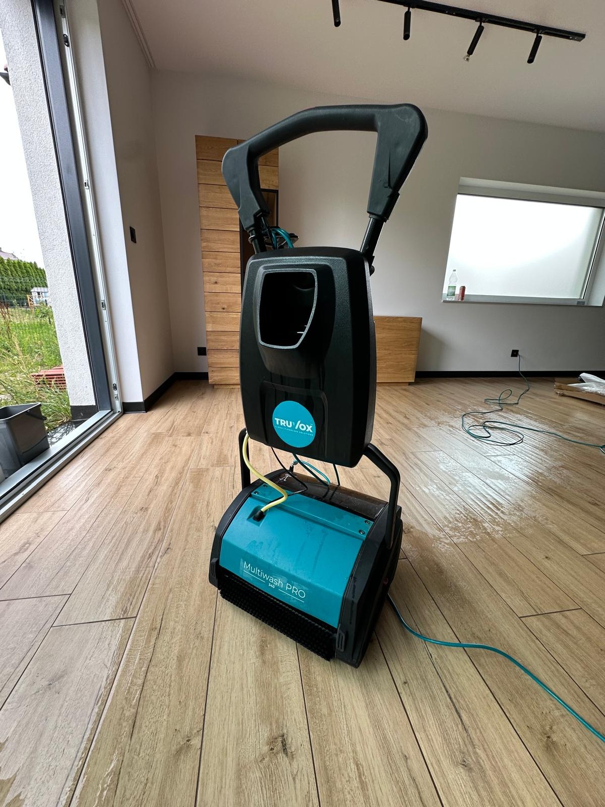 doczyszczanie posadzki szorowarką walcową