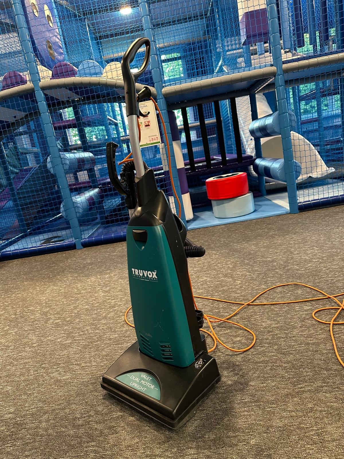 odkurzanie wykładziny odkurzaczem pionowym z elektroszczotką