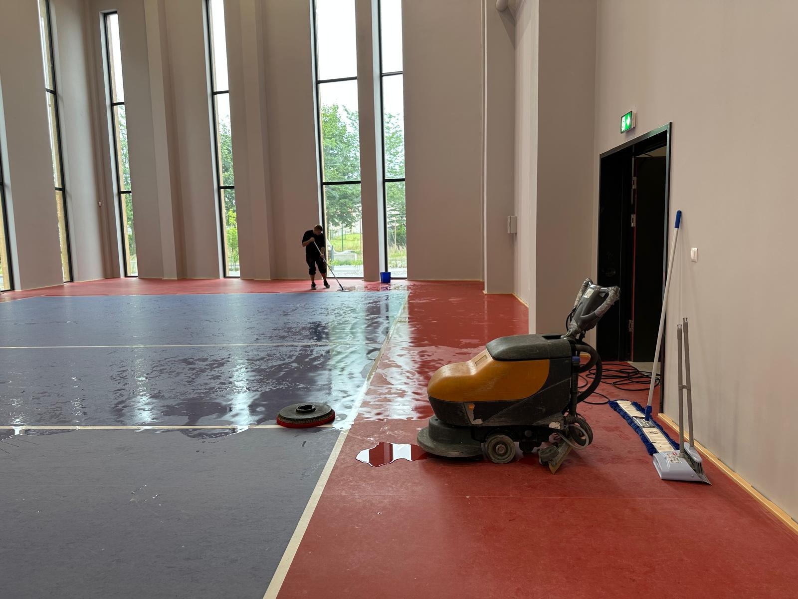 pobudowlane mycie hali automatem szorująco zbierającym