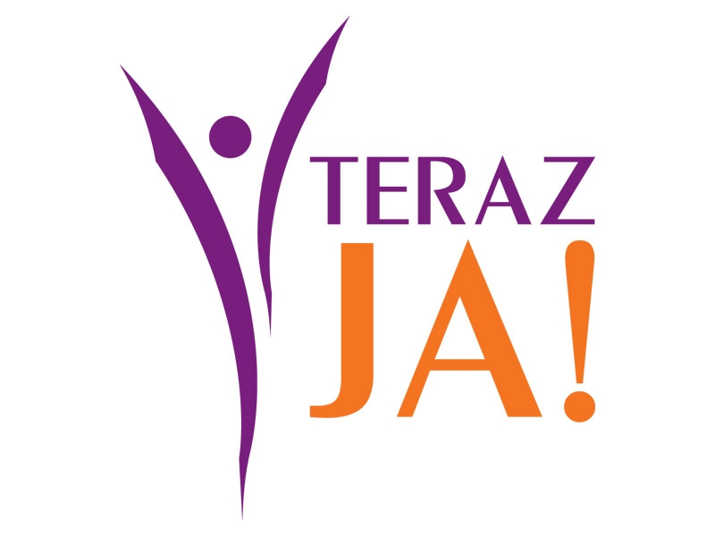 Logo firmy z fioletowym symbolem stylizowanej postaci i pomarańczowym napisem 'TERAZ JA!' na białym tle.