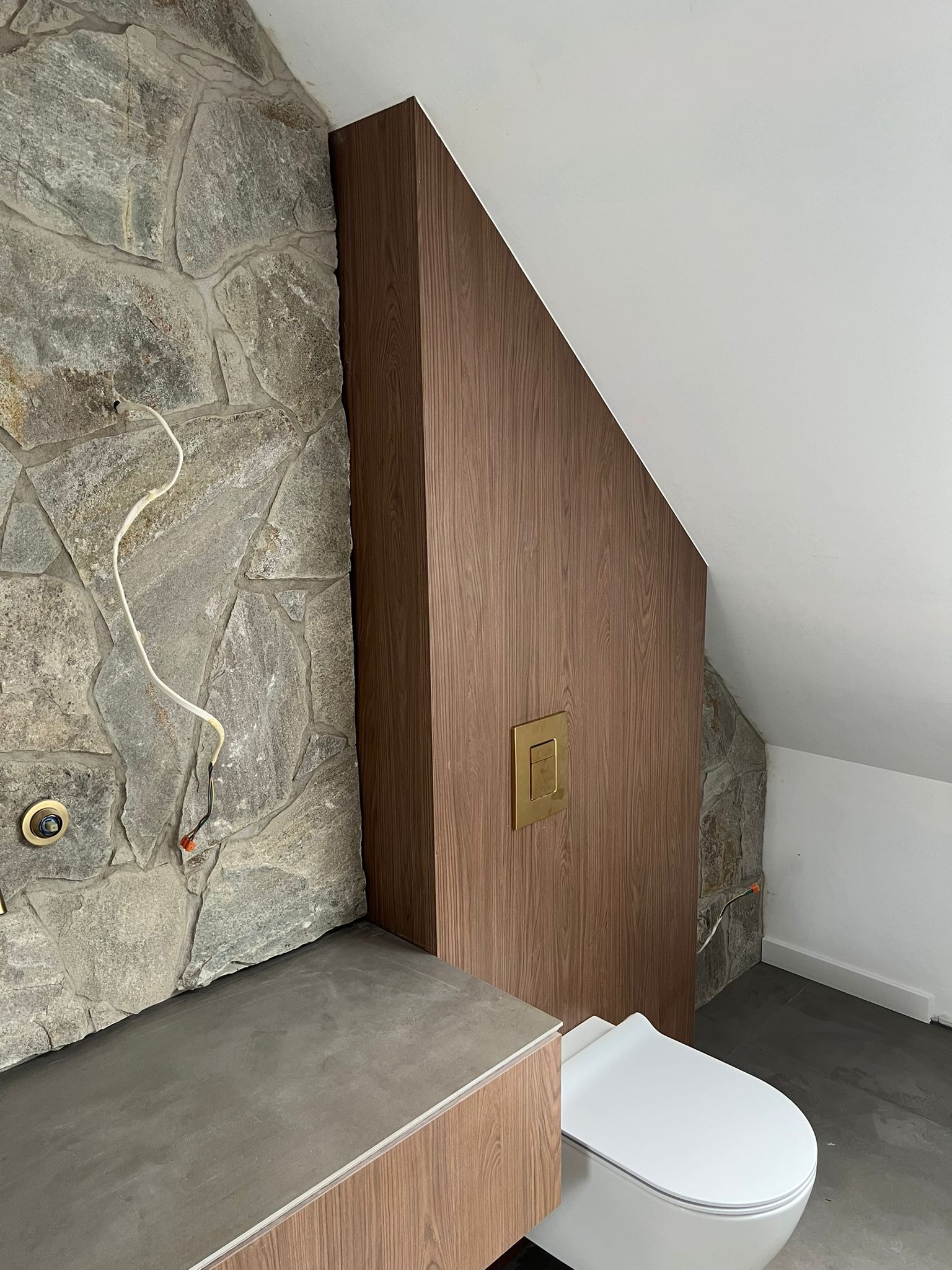 ściany z kamienia, łupka, wapienia, cegły