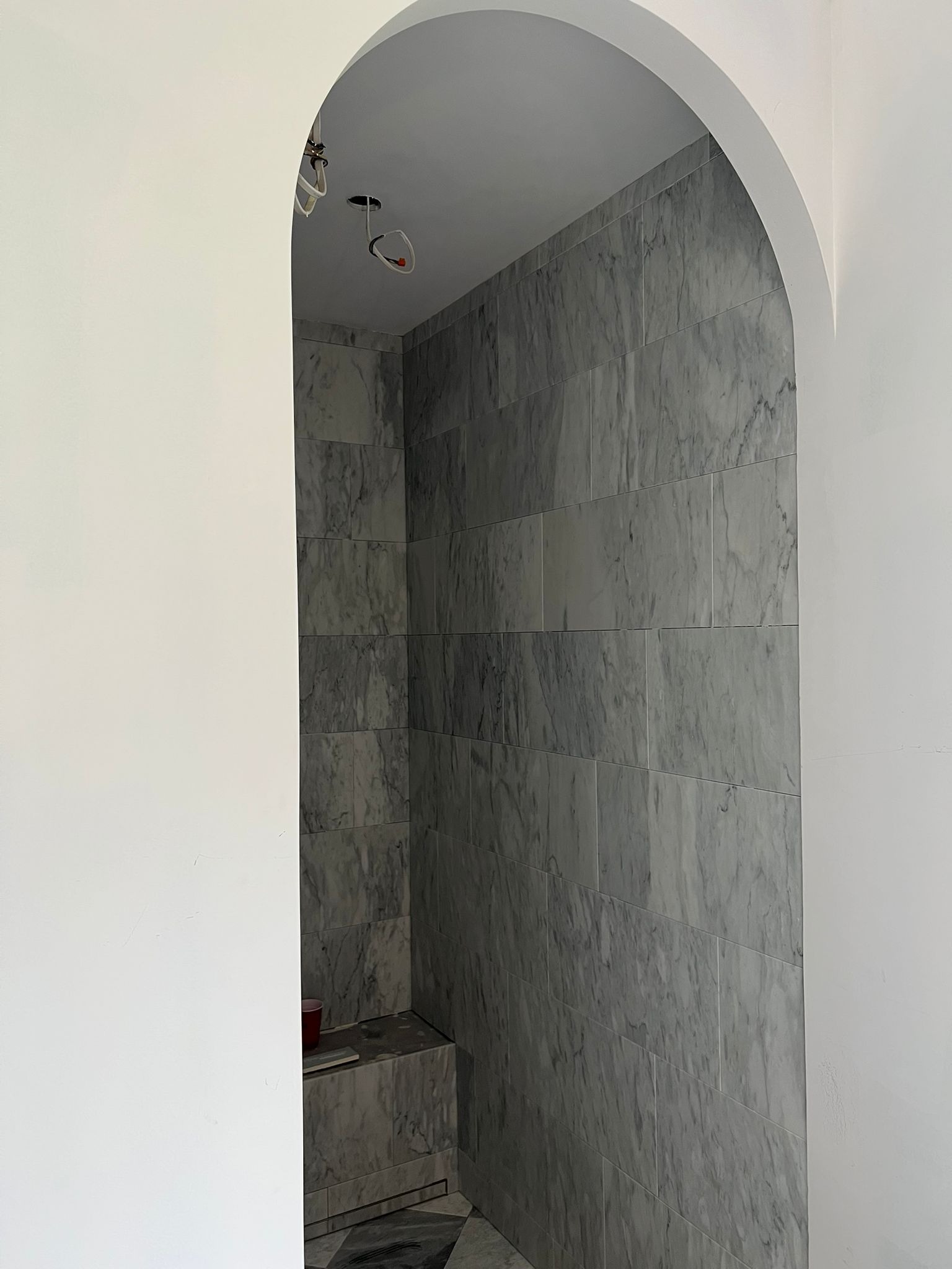 układanie płytek ceramicznych oraz tych z kamienia naturalnego, wykonanie łuków