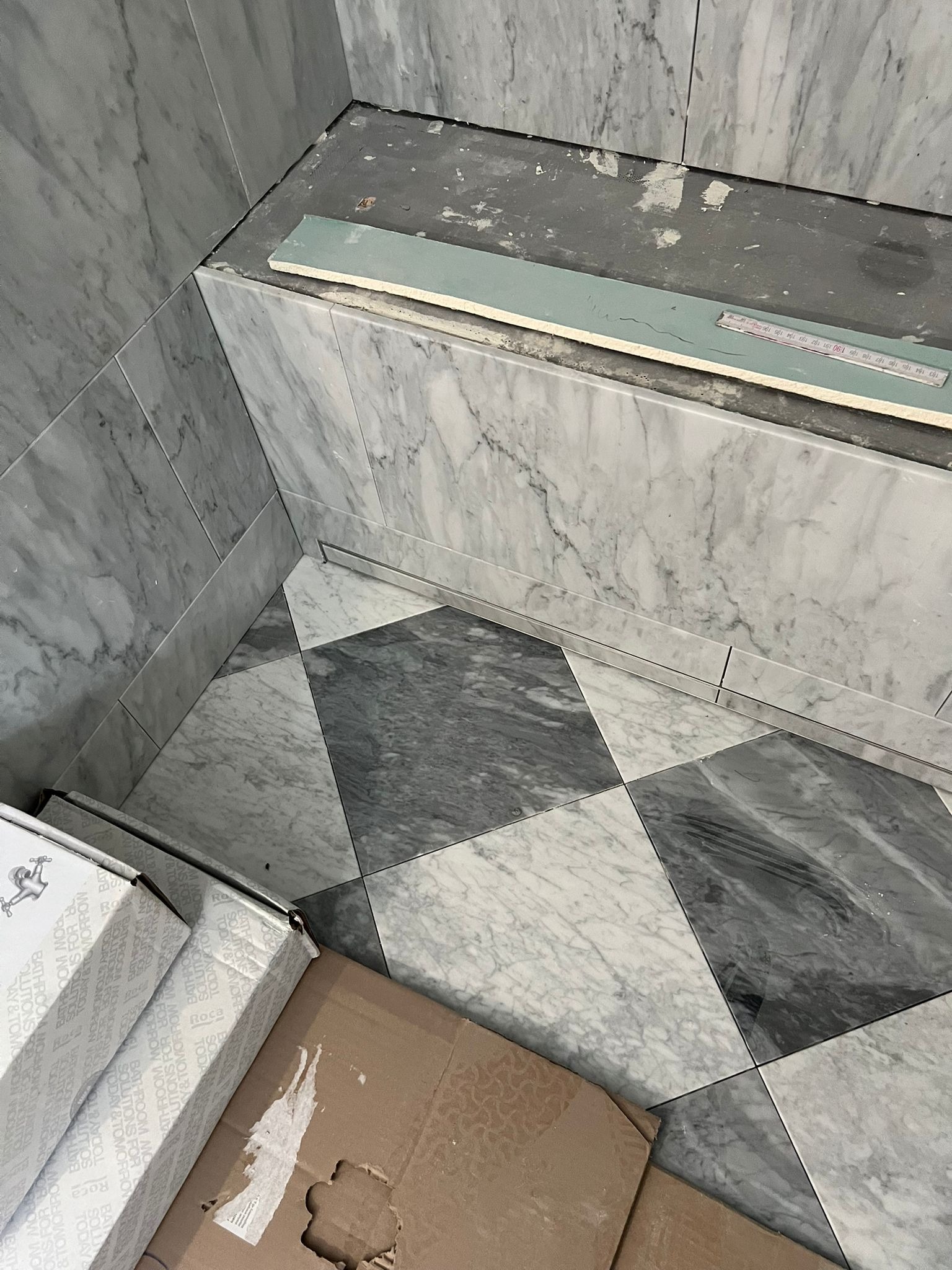 odpływy liniowe, spadki pod prysznicem, materiał: marmur