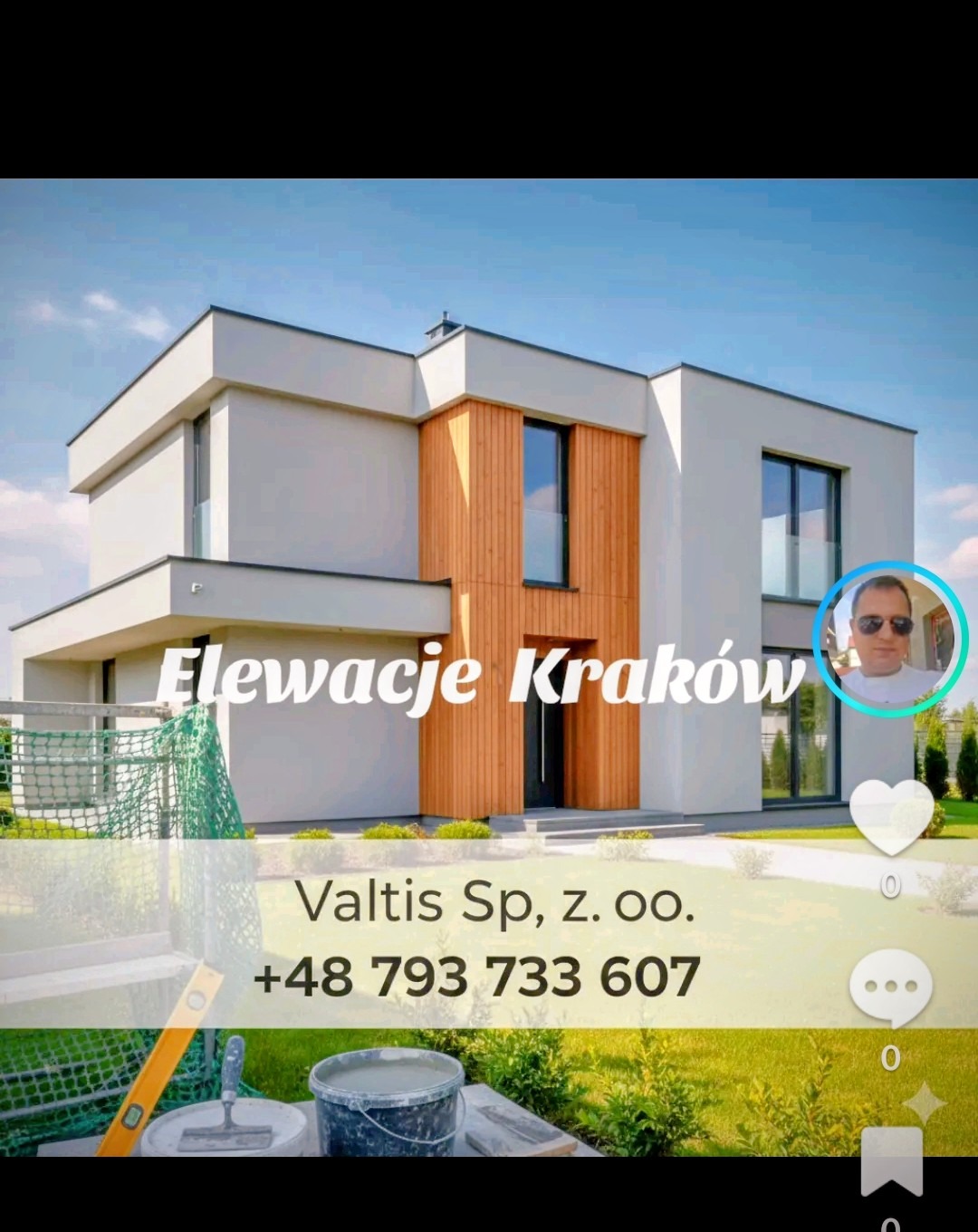 Nowoczesny dom z jasną elewacją i drewnianym akcentem. Widoczne narzędzia i materiały budowlane sugerują prace wykończeniowe. Reklama firmy z Krakowa.