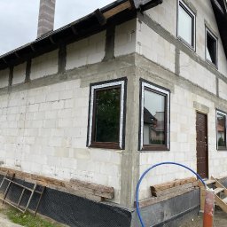 Montaz surowy stolarki okiennej . 