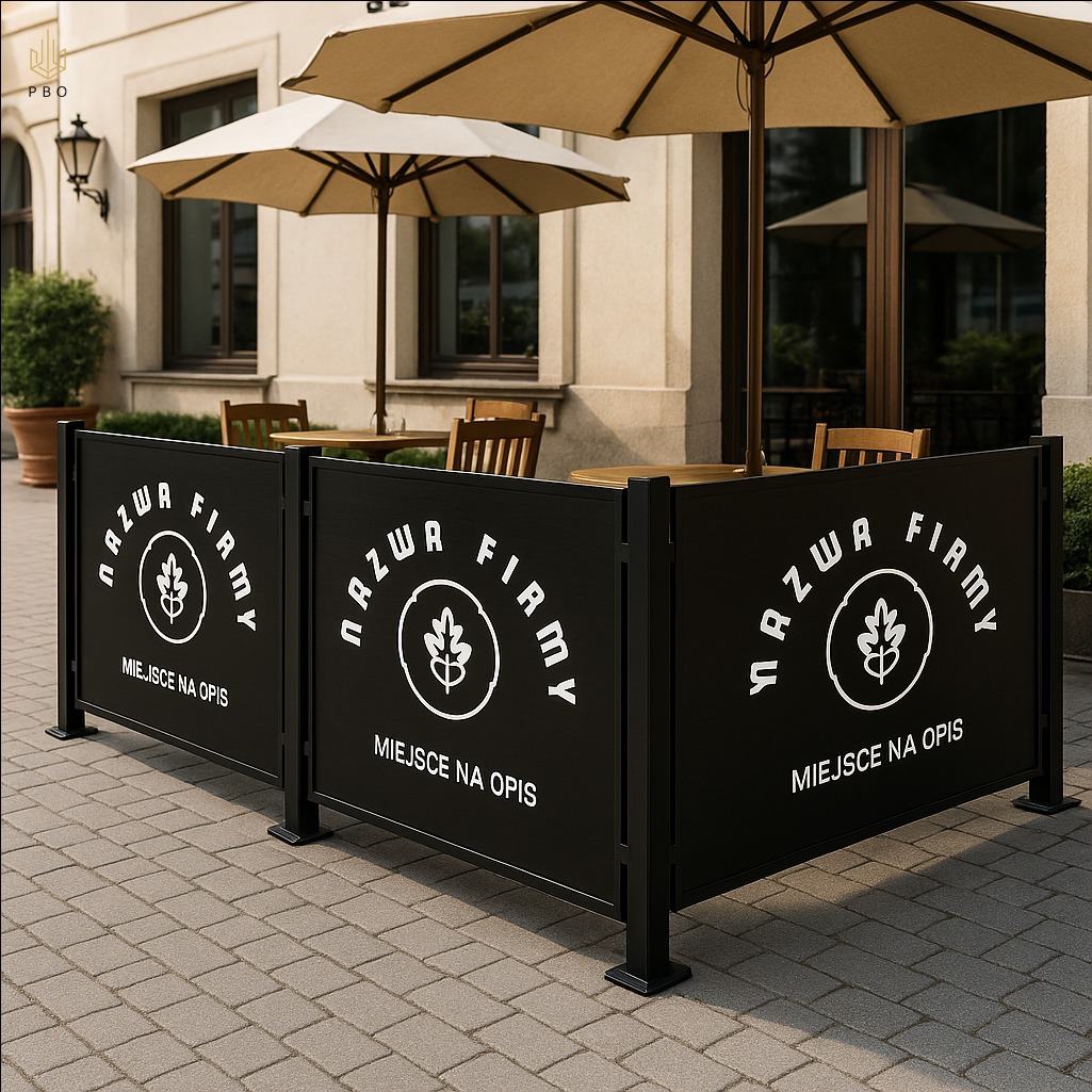 Czarny, metalowy parawan z logo firmy i miejscem na opis, oddzielający przestrzeń restauracyjną na zewnątrz. W tle stoliki pod parasolami i budynek.