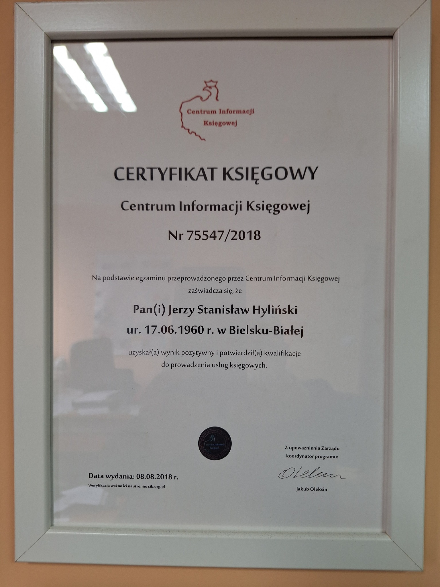 Certyfikat Księgowy Centrum Informacji Księgowej w białej ramce, potwierdzający kwalifikacje do prowadzenia usług księgowych dla Jerzego Stanisława Hylińskiego.