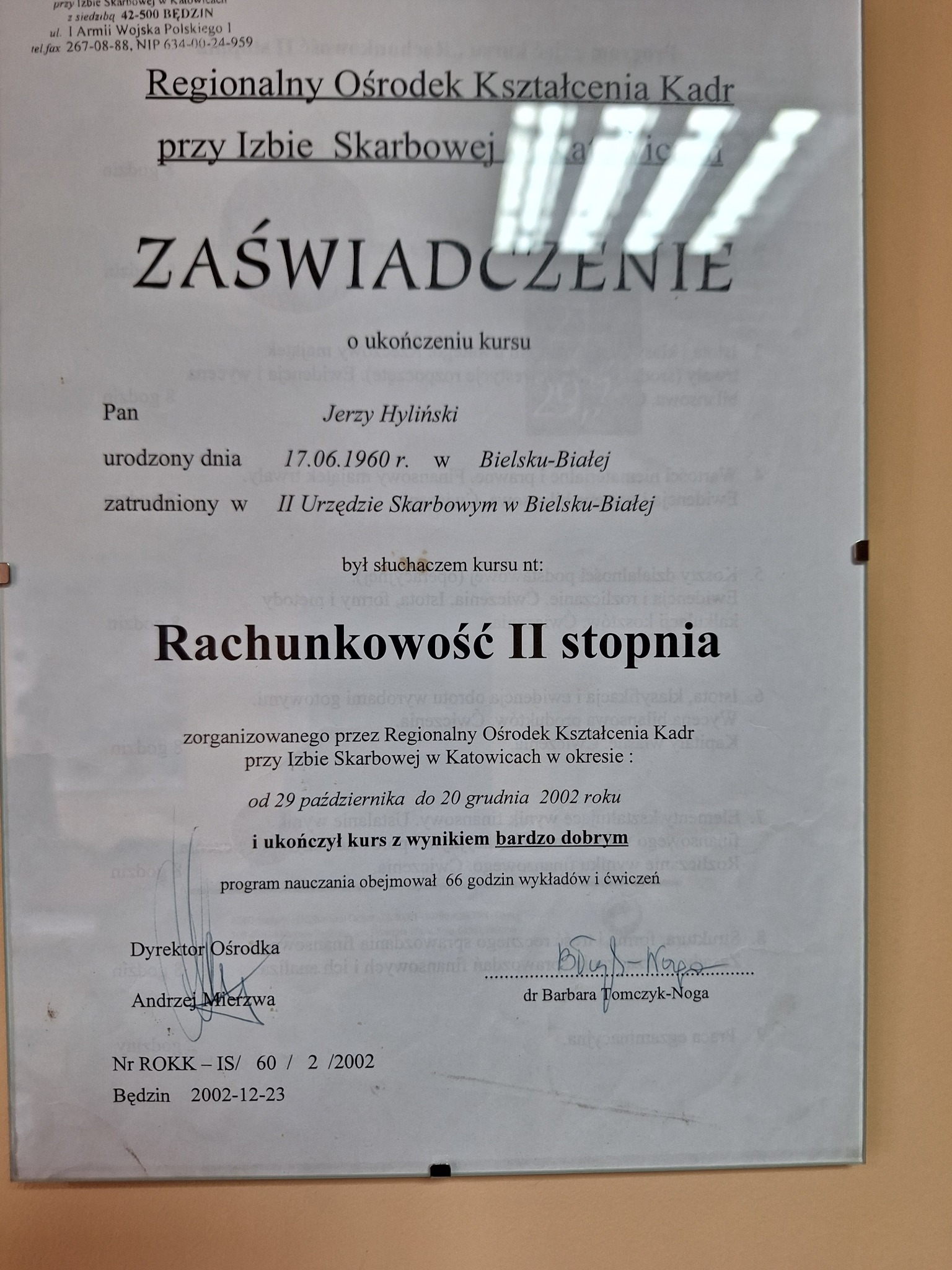 Skan zaświadczenia o ukończeniu kursu Rachunkowości II stopnia przez Jerzego Hylińskiego, wydanego przez Regionalny Ośrodek Kształcenia Kadr w 2002 roku.