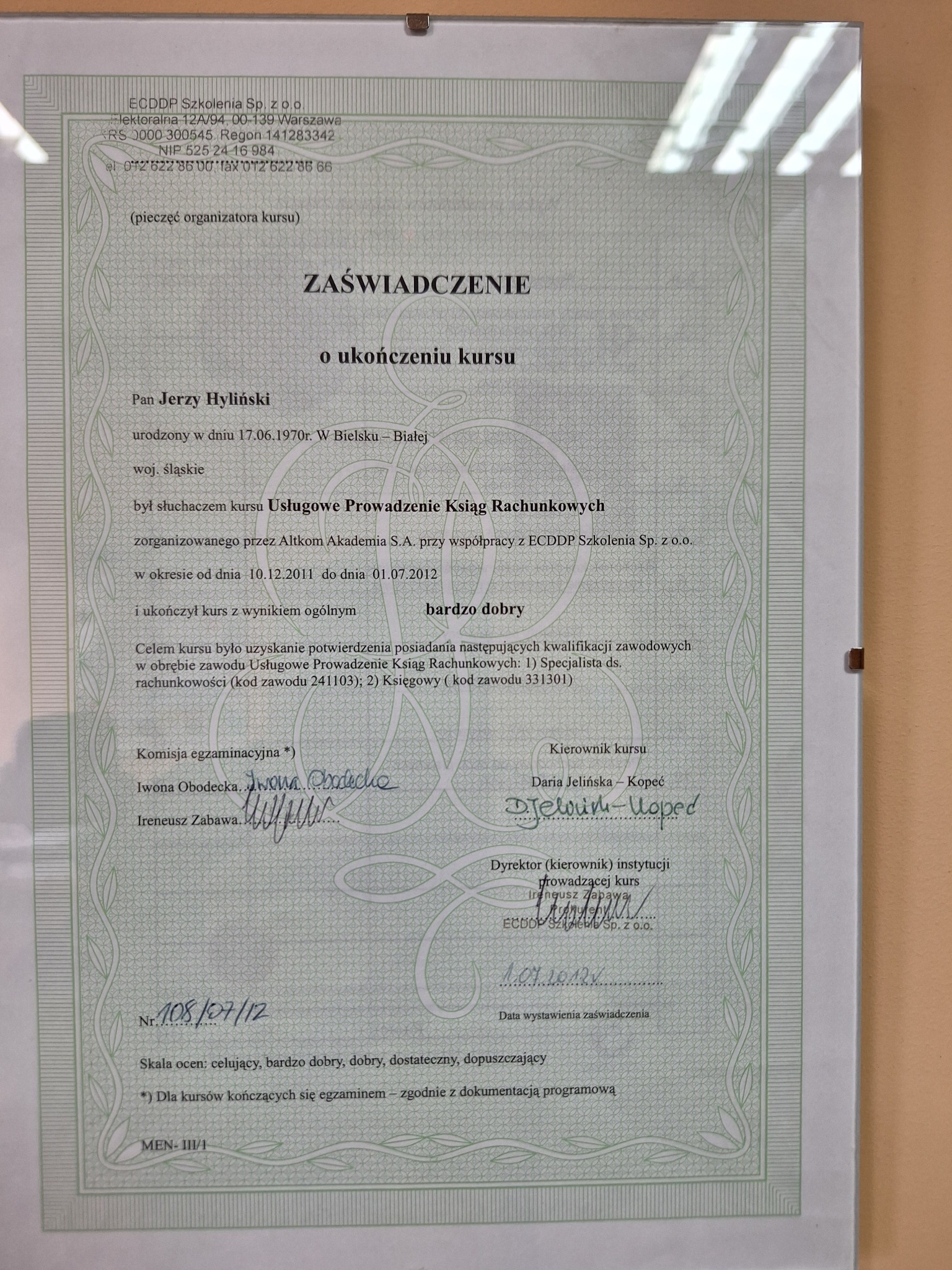 Skan zaświadczenia o ukończeniu kursu 'Usługowe Prowadzenie Ksiąg Rachunkowych' przez Jerzego Hylińskiego, z pieczęciami i podpisami, wystawione 1.07.2012.