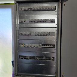 Montujemy rozdzielnice elektryczne — zarówno te składane przez nas, jak i warianty fabryczne.