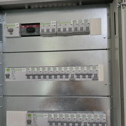 V.S.E.G. SPÓŁKA Z OGRANICZONĄ ODPOWIEDZIALNOŚCIĄ - Rozdzielnica elektryczna z bezpiecznikami NOARK, widok z bliska. Instalacja elektryczna w nowym budownictwie we Wrocławiu. Szyna DIN i moduły zabezpieczeń.