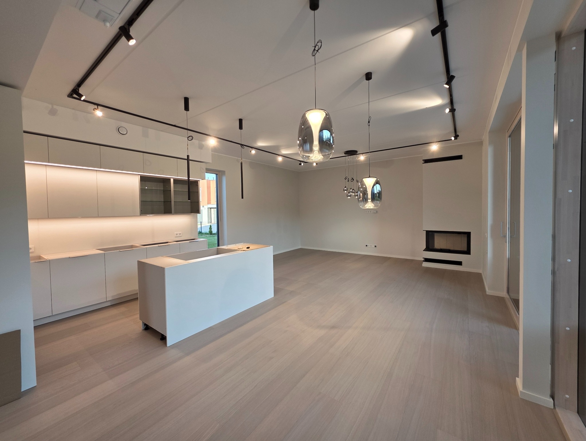 Wykonujemy montaż oświetlenia o każdym stopniu złożoności.