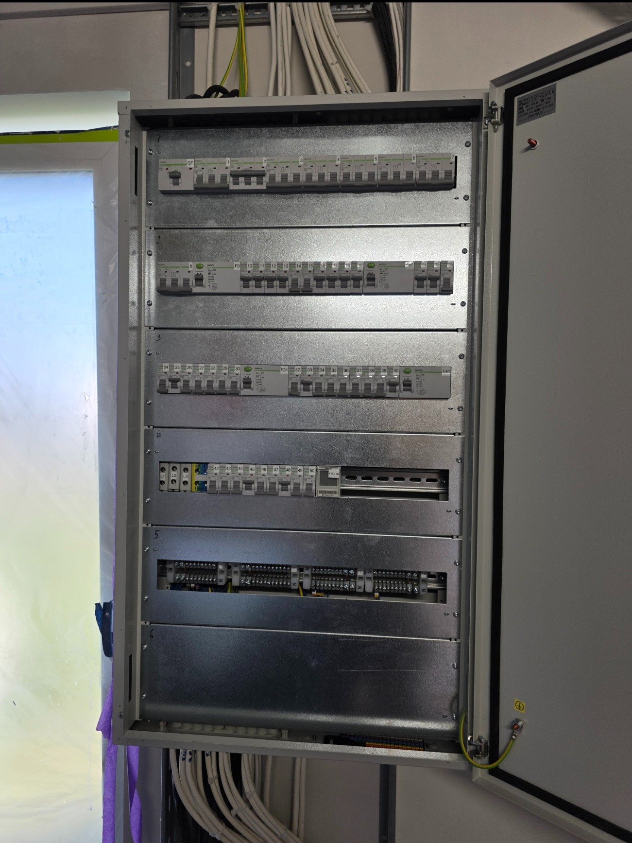 Montujemy rozdzielnice elektryczne — zarówno te składane przez nas, jak i warianty fabryczne.